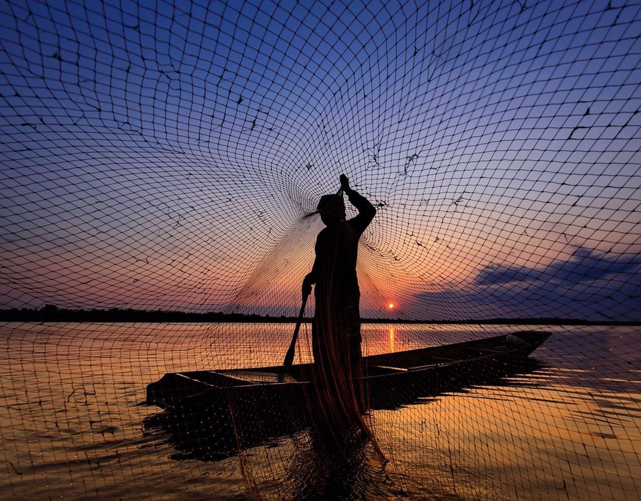 Um pescador revisando o relatório de pesca junto à janela