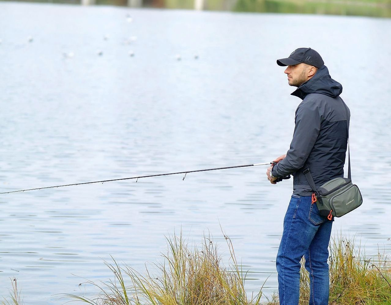 Uma mesa com mapas de lagos, relatórios de pesca impressos e cadernos de anotações abertos